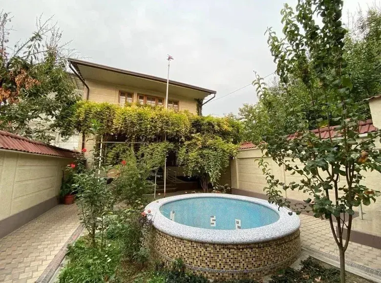 Sotiladi 5 xonali hovli uy, 200 m² — Yakkasaroy tumani