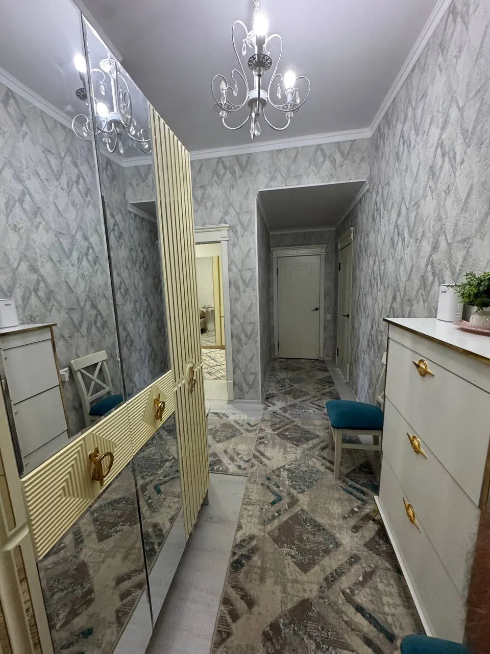Сотилади 2 хонали квартира, 80 м², 4/7 қават — Навоий шаҳри