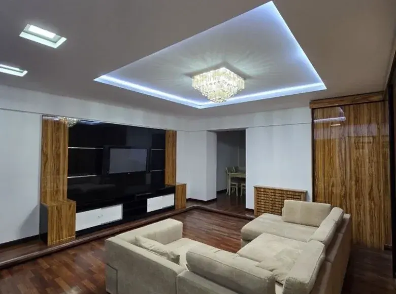 Продаётся 4-комнатная квартира, 90 м², 3/5 этаж — Мирабадский район