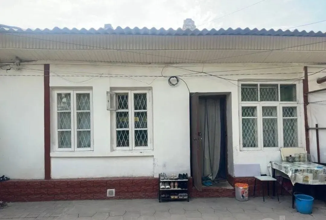 Сотилади 3 хонали ҳовли уй, 1 сотих, 1 қаватли — Яшнобод тумани