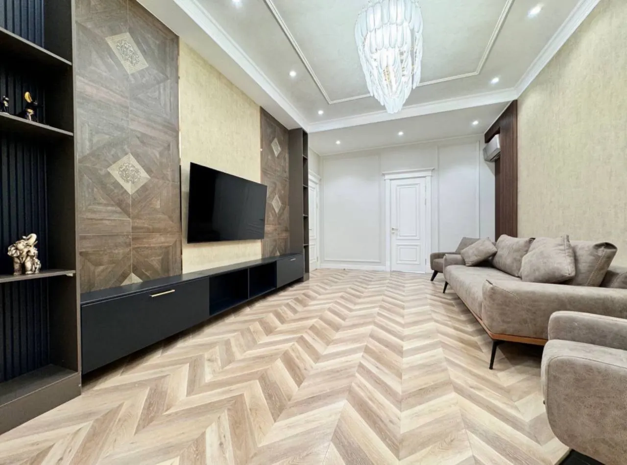 Сдаётся 4-комнатная квартира, 160 м², 4/8 этаж — Мирабадский район