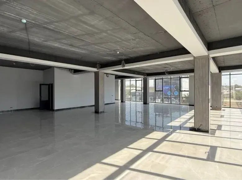 Сотилади тижорат биноси, 1000 м², 1.8 сотих — Юнусобод тумани