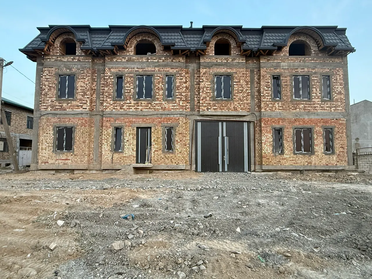 Sotiladi hovli uy, 2 sotix, 4 qavatli — Yangihayot tumani