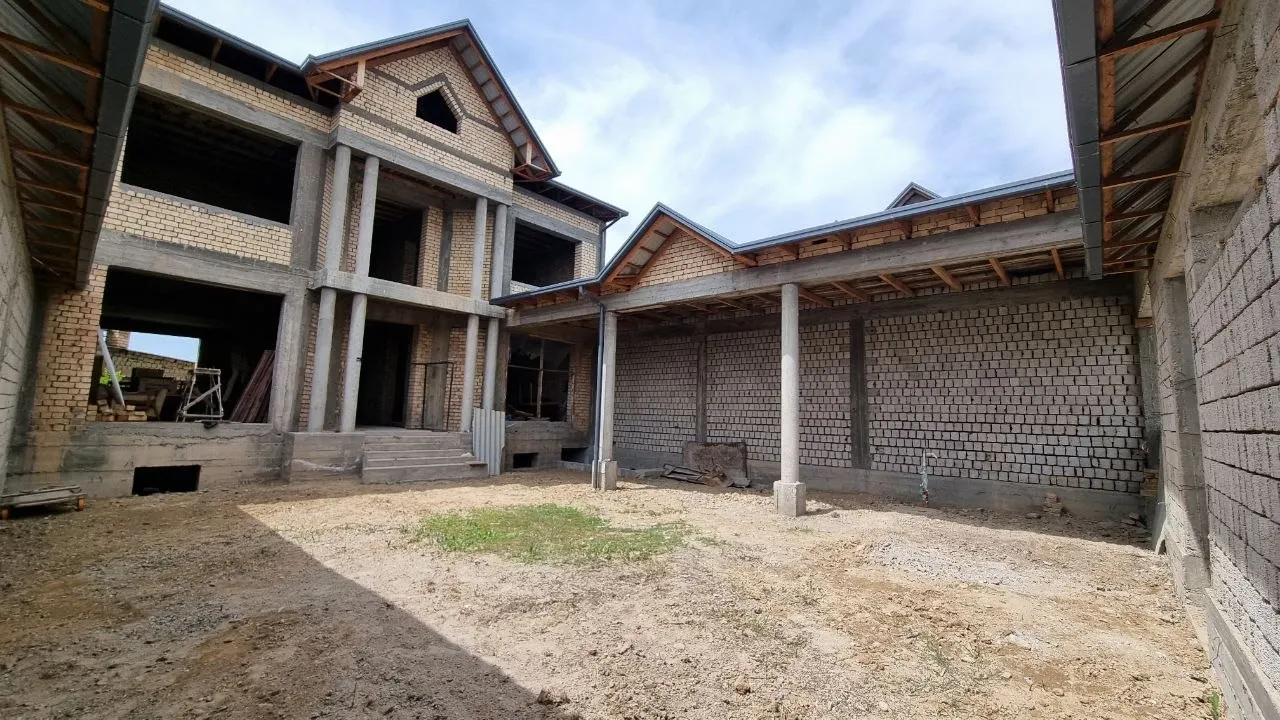 Sotiladi 6 xonali hovli uy, 4 sotix, 485 m², 1/2 qavat — Qibray tumani