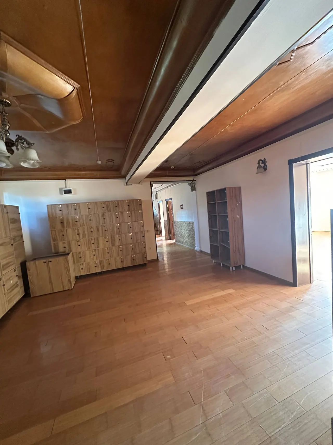 Сотилади тижорат биноси, 600 м², 3/3 қават — Қибрай тумани
