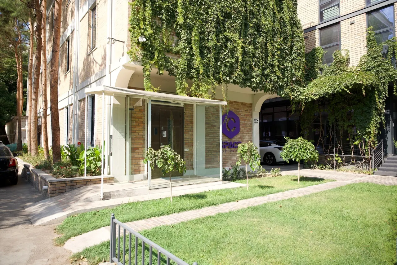 Ижарага берилади тижорат биноси, 800 м², 3/3 қават — Яккасарой тумани