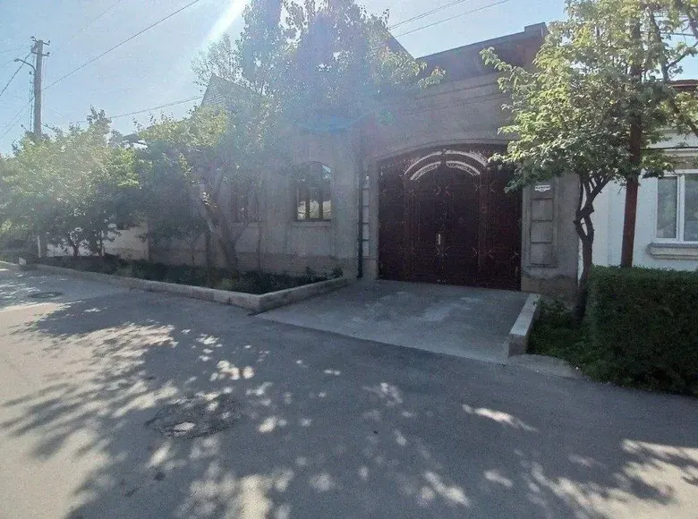 Сотилади 8 хонали ҳовли уй, 4 сотих, 300 м² — Яшнобод тумани