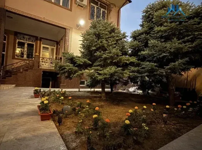 Sotiladi 12 xonali hovli uy, 4 sotix, 400 m² — Chilonzor tumani