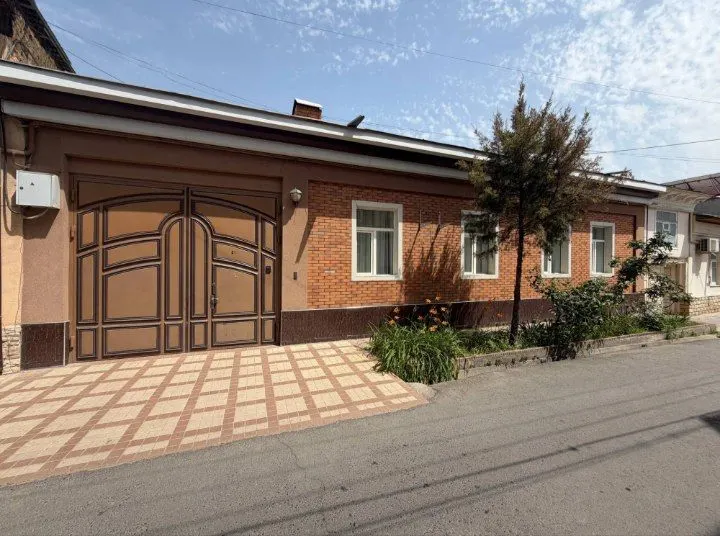 Sotiladi hovli uy, 3,3 sotix, 2 qavatli — Shayxontohur tumani