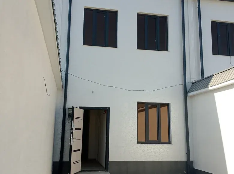 Сотилади 5 хонали ҳовли уй, 1,3 сотих, 105 м², 2 қаватли — Яшнобод тумани