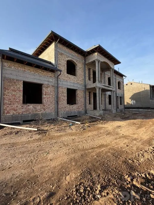Sotiladi 8 xonali hovli uy, 8 sotix, 600 m² — Mirzo Ulugʻbek tumani