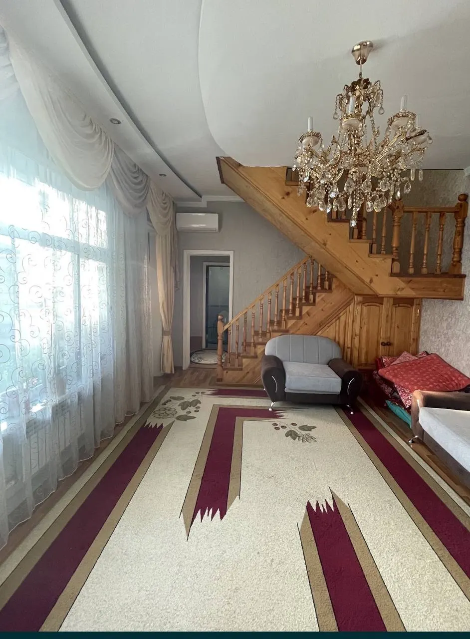 Ijaraga beriladi 3 xonali hovli uy, 100 m², 2 qavatli — Yakkasaroy tumani