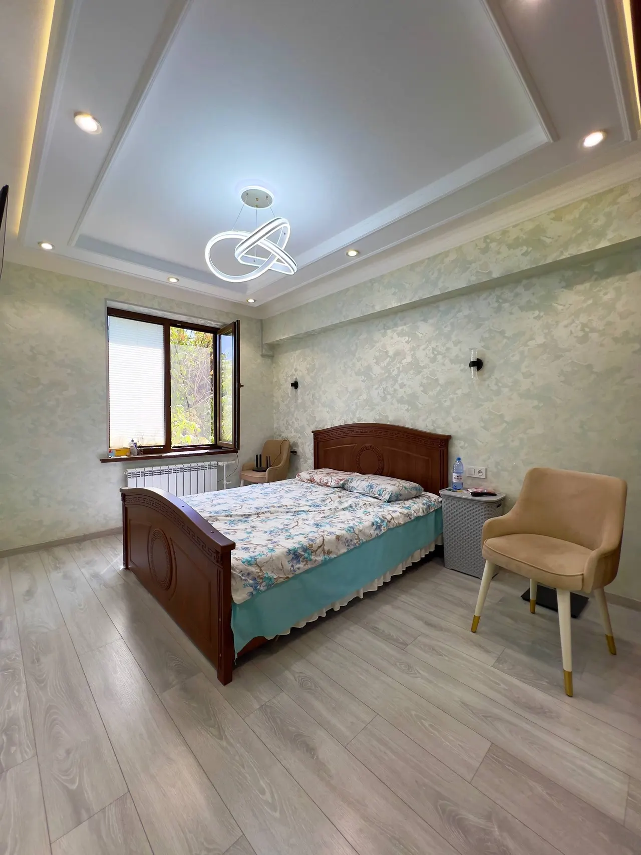 Продаётся 4-комнатная квартира, 75 м², 3/4 этаж — Юнусабадский район
