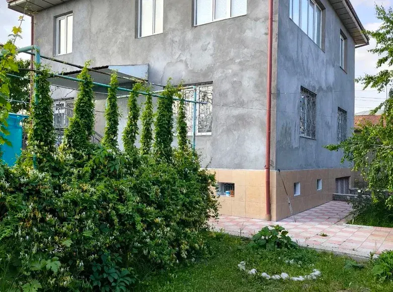 Sotiladi 5 xonali hovli uy, 10 sotix, 200 m², 2/2 qavat — Yashnobod tumani