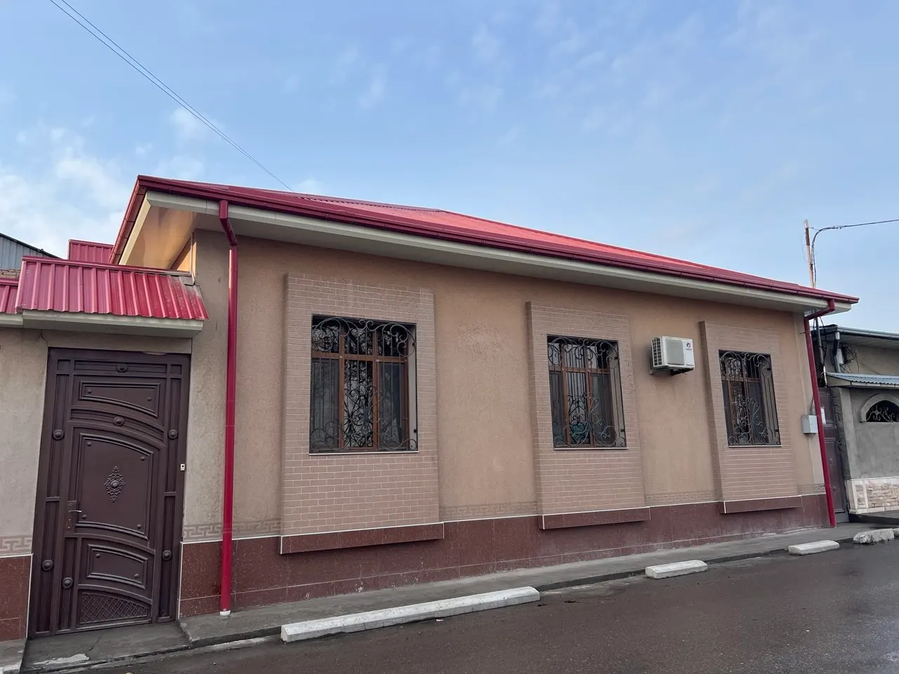 Sotiladi 5 xonali hovli uy, 3,2 sotix, 1 qavatli — Mirzo Ulugʻbek tumani