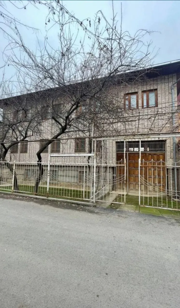 Sotiladi 6 xonali hovli uy, 10 sotix, 467 m² — Yakkasaroy tumani