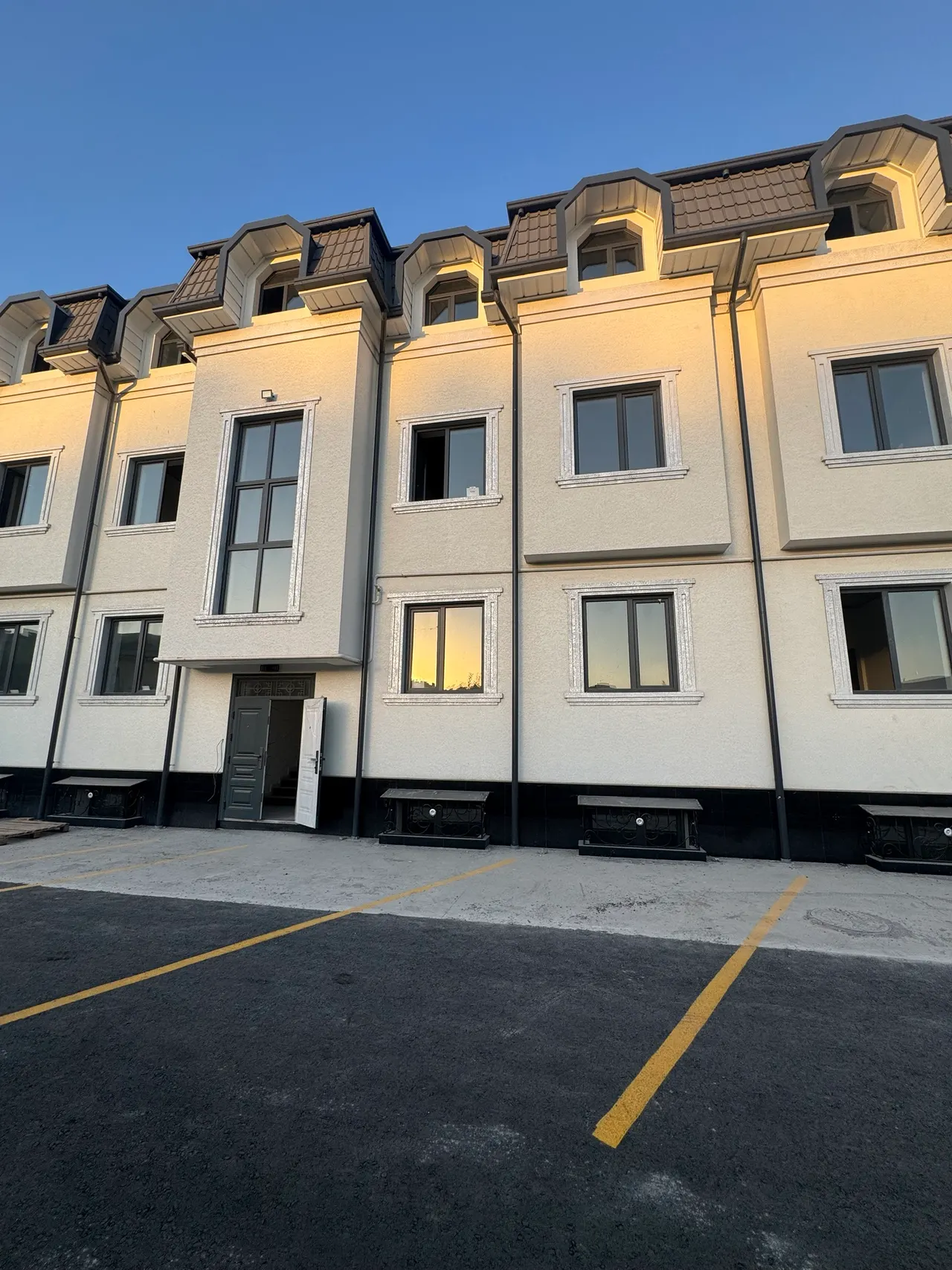 Sotiladi 5 xonali kvartira, 117 m², 2/3 qavat — Yangihayot tumani