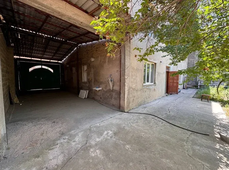 Сотилади 8 хонали ҳовли уй, 4 сотих, 600 м² — Яшнобод тумани