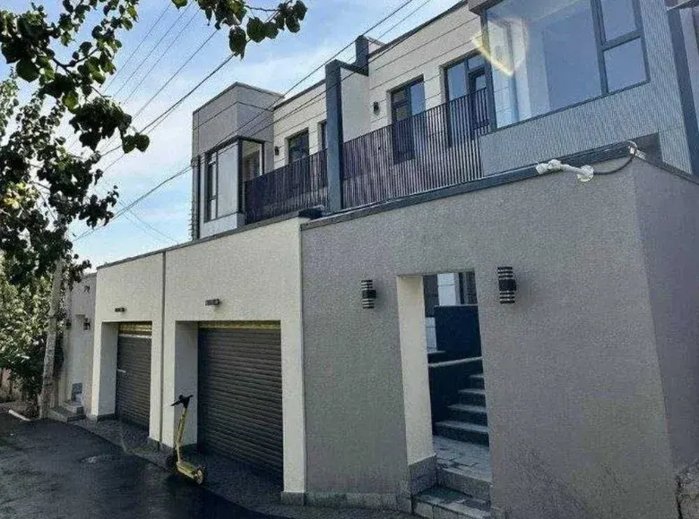 Sotiladi 8 xonali hovli uy, 6.5 sotix — Mirzo Ulugʻbek tumani