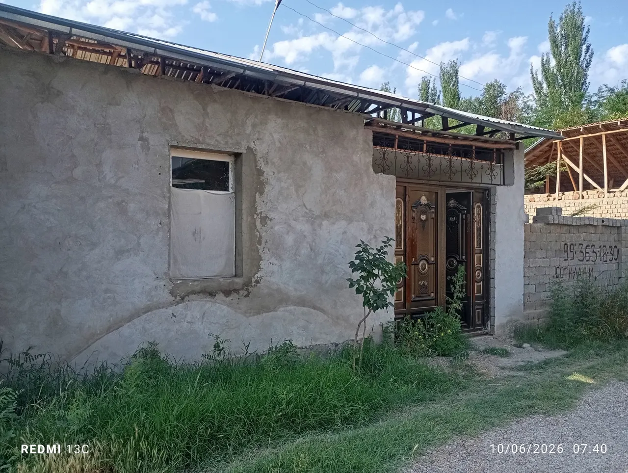 Sotiladi 2 xonali hovli uy, 6 sotix, 6 qavatli — Yangiyoʻl tumani