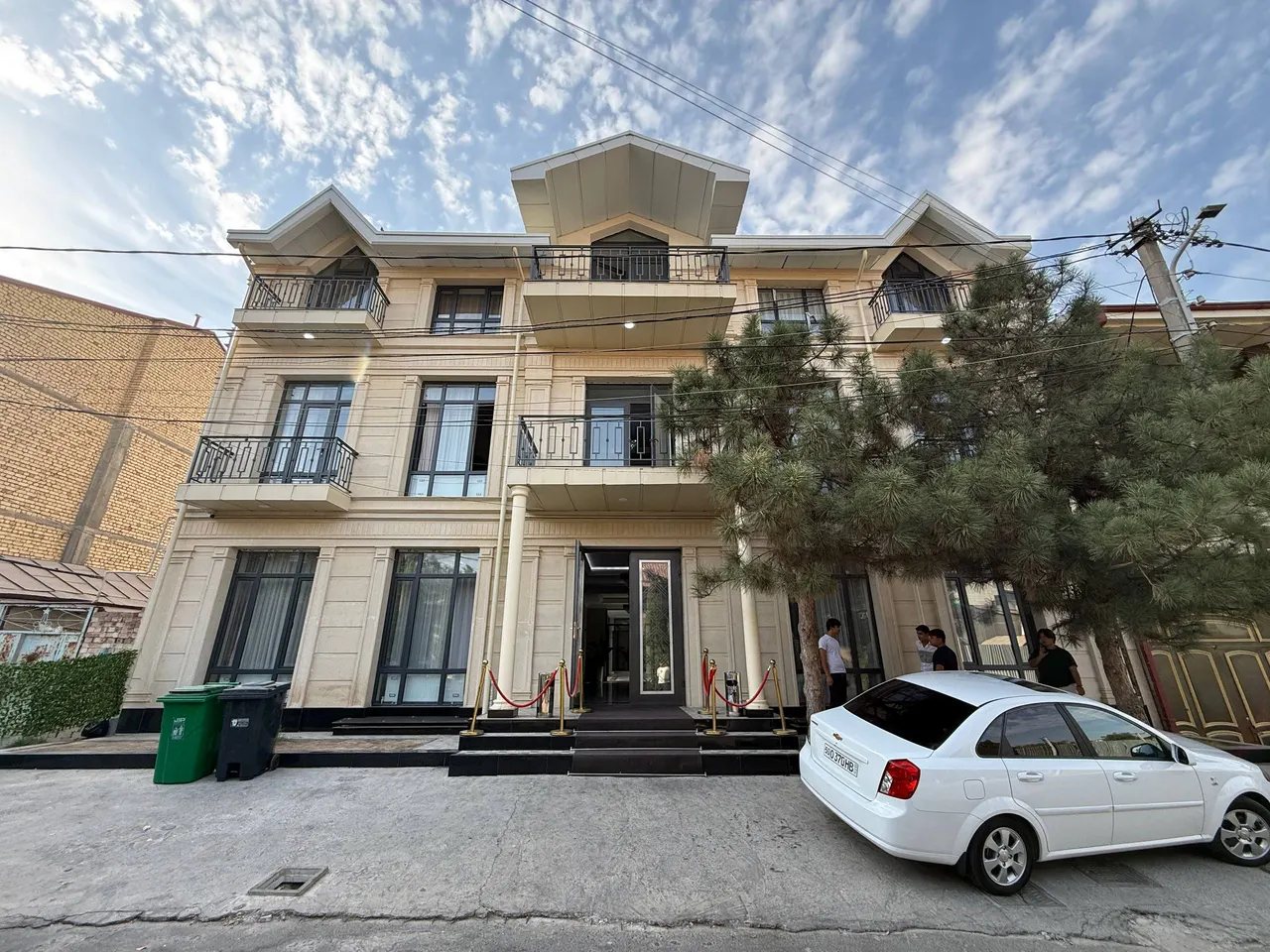 Sotiladi tijorat binosi, 1500 m², 6 sotix — Yakkasaroy tumani