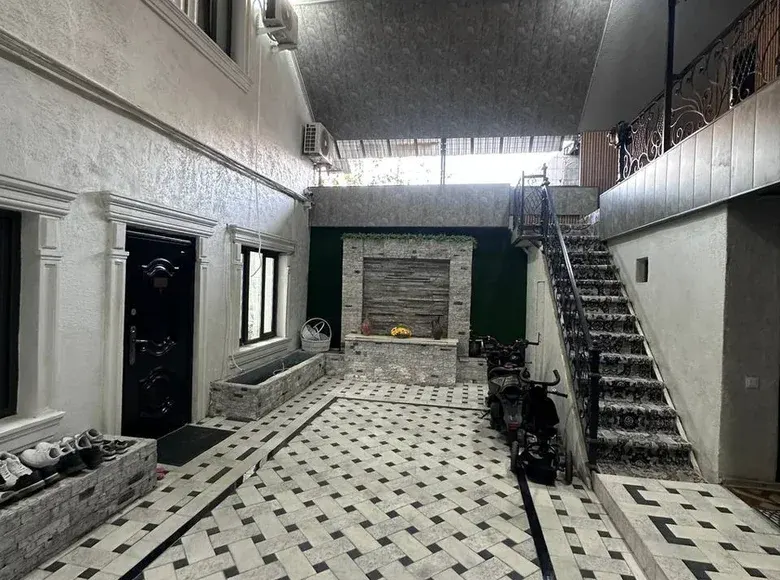Sotiladi 5 xonali hovli uy, 1 sotix, 200 m² — Mirobod tumani