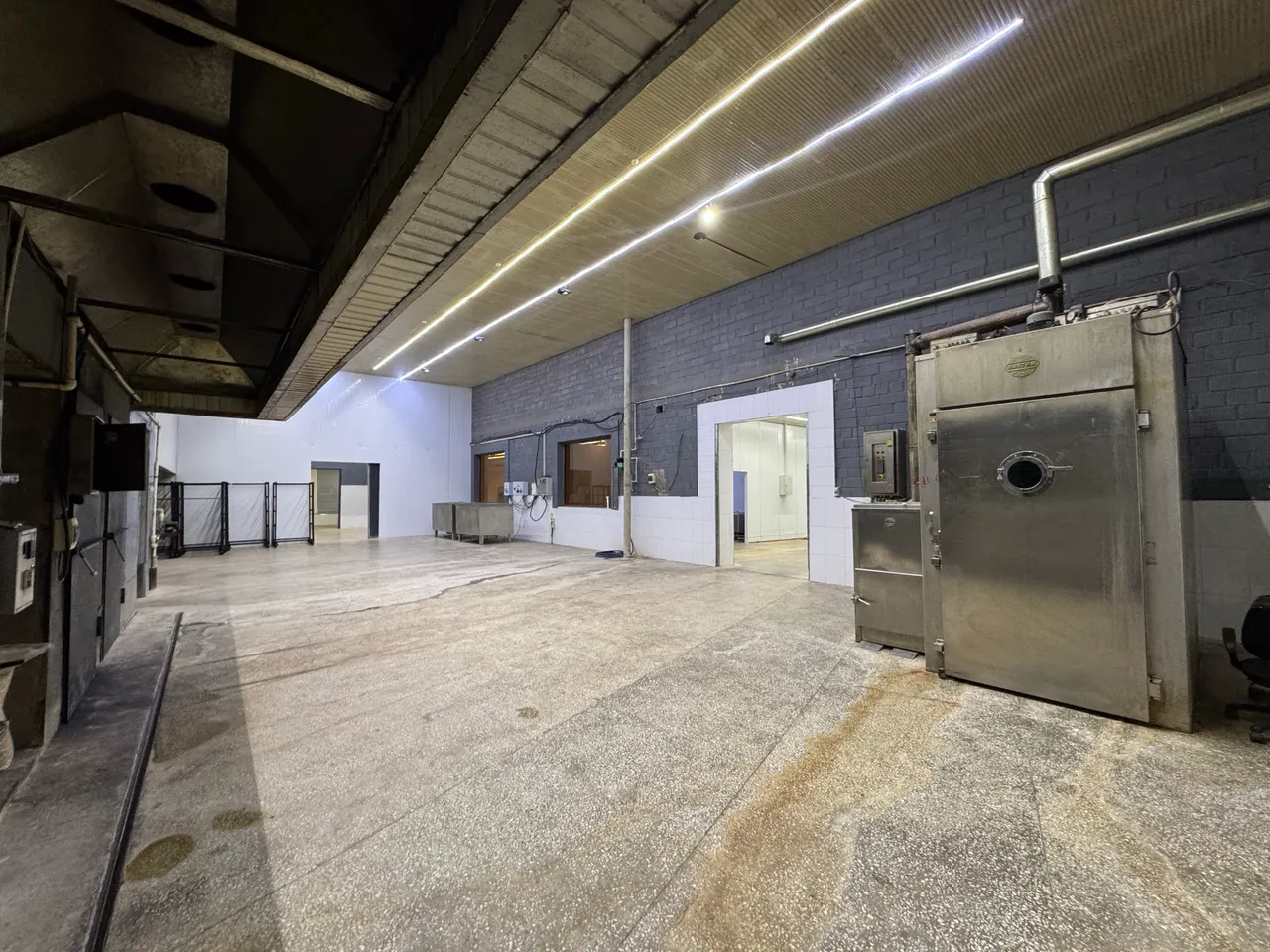 Sotiladi tijorat binosi, 2571.8 m², 33.6 sotix, 1/1 qavat — Yangi Toshkent tumani