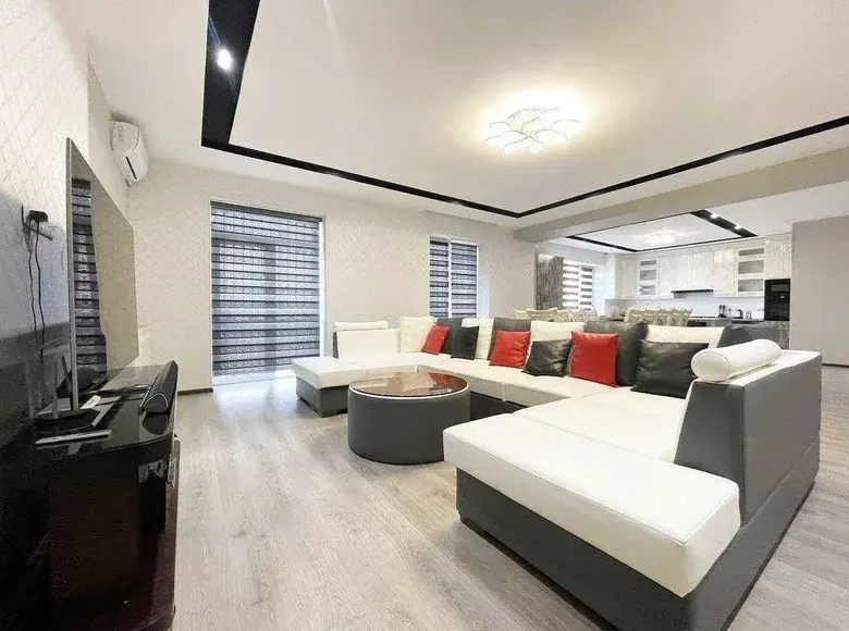 Сдаётся 5-комнатная квартира, 320 м², 8/8 этаж — Яккасарайский район