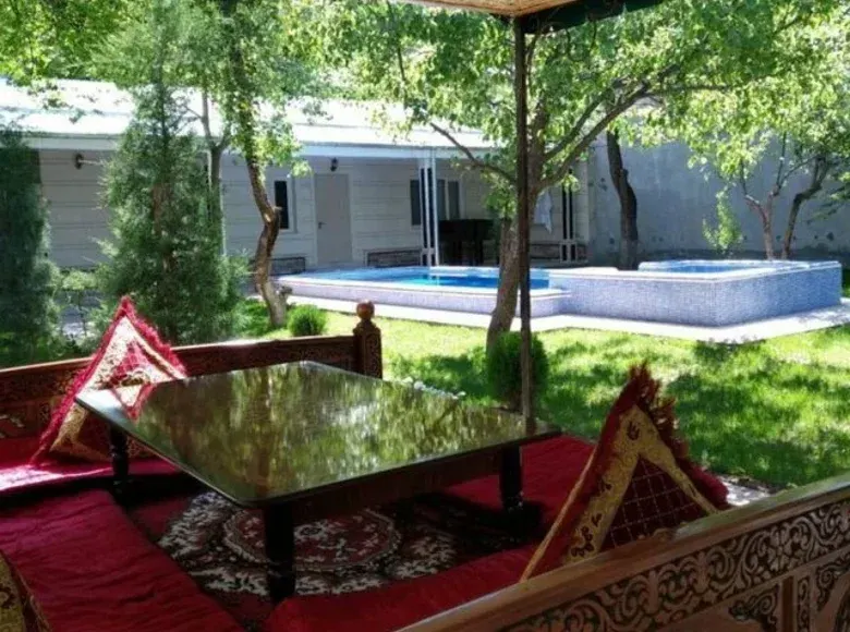 Сотилади тижорат биноси, 600 м² — Бўстонлиқ тумани