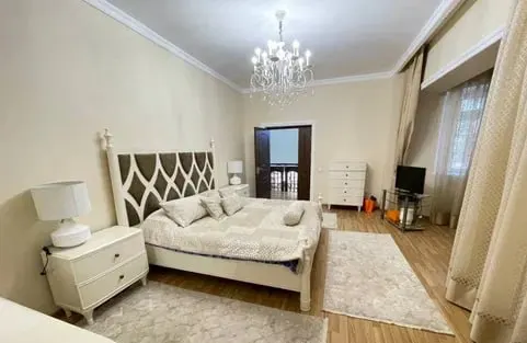 Сдаётся 5-комнатная квартира, 240 м², 1/6 этаж — Мирабадский район