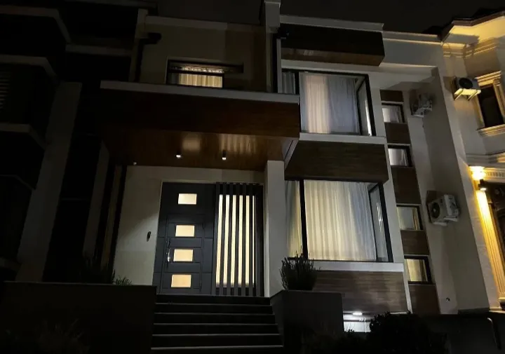 Ижарага берилади 6 хонали ҳовли уй, 3 сотих, 300 м² — Юнусобод тумани