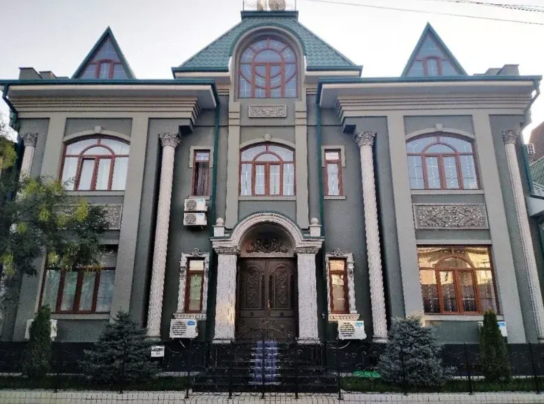 Продаётся 10-комнатный дом, 8 сот., 580 м² — Яккасарайский район