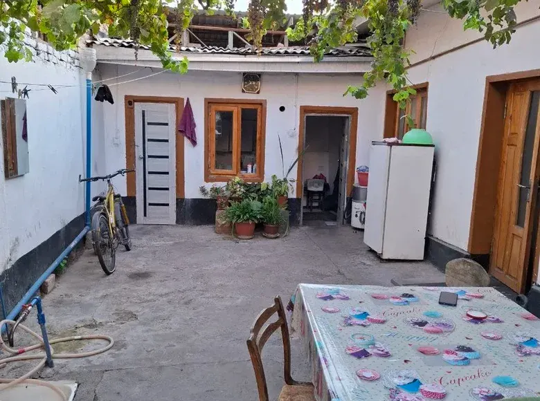Sotiladi 3 xonali hovli uy, 60 m² — Mirobod tumani