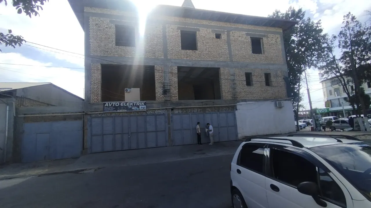 Sotiladi hovli uy, 4 sotix, 3 qavatli — Yangiyoʻl shahri