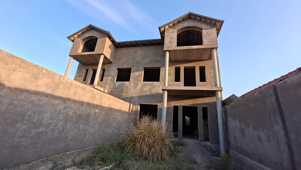 Sotiladi 5 xonali hovli uy, 2 sotix, 300 m² — Toshkent viloyati