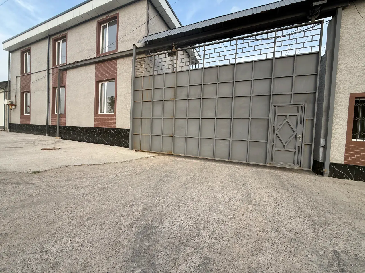 Ижарага берилади тижорат биноси, 1600 м², 1/2 қават — Зангиота тумани