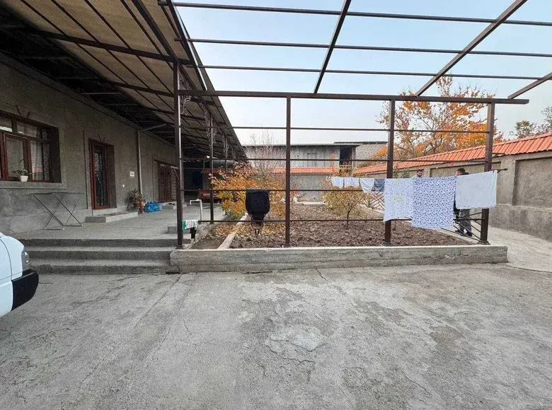 Sotiladi 9 xonali hovli uy, 10 sotix, 200 m² — Qibray tumani