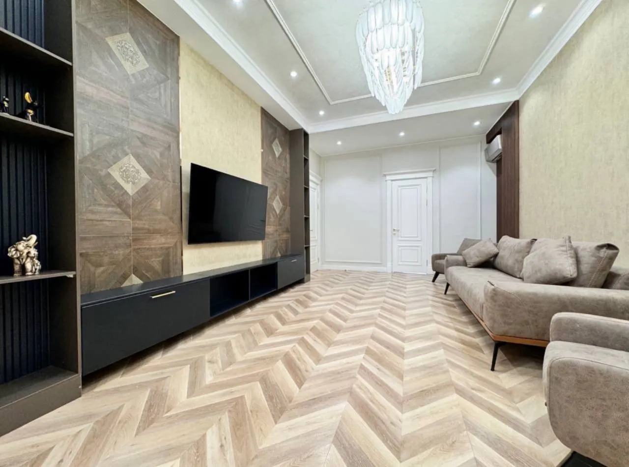 Сдаётся 4-комнатная квартира, 140 м², 6/8 этаж — Мирабадский район