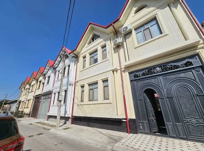 Сотилади 6 хонали ҳовли уй, 3.3 сотих, 300 м² — Сергели тумани