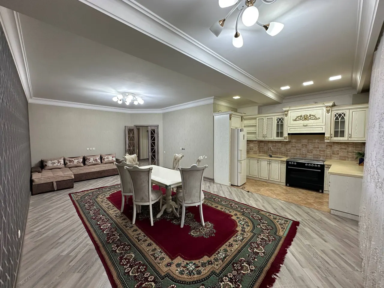 Сдаётся 4-комнатная квартира, 125 м², 1/5 этаж — Юнусабадский район
