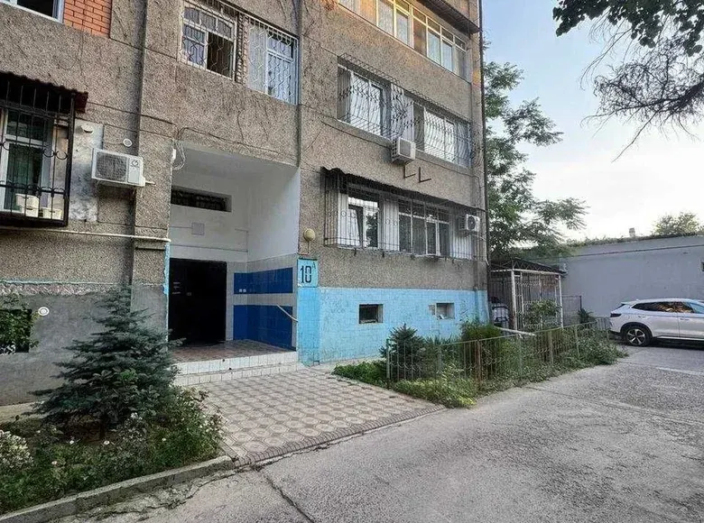 Продаётся 1-комнатная квартира, 38 м², 4/4 этаж — Юнусабадский район