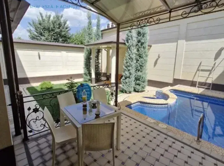 Ijaraga beriladi 7 xonali hovli uy, 5 sotix, 300 m² — Mirzo Ulugʻbek tumani