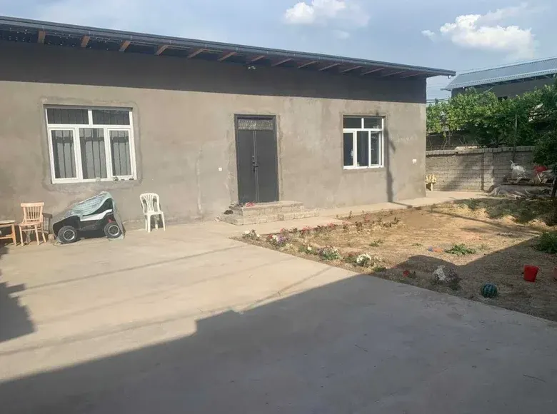 Sotiladi 4 xonali hovli uy, 4.5 sotix, 140 m² — Olmazor tumani