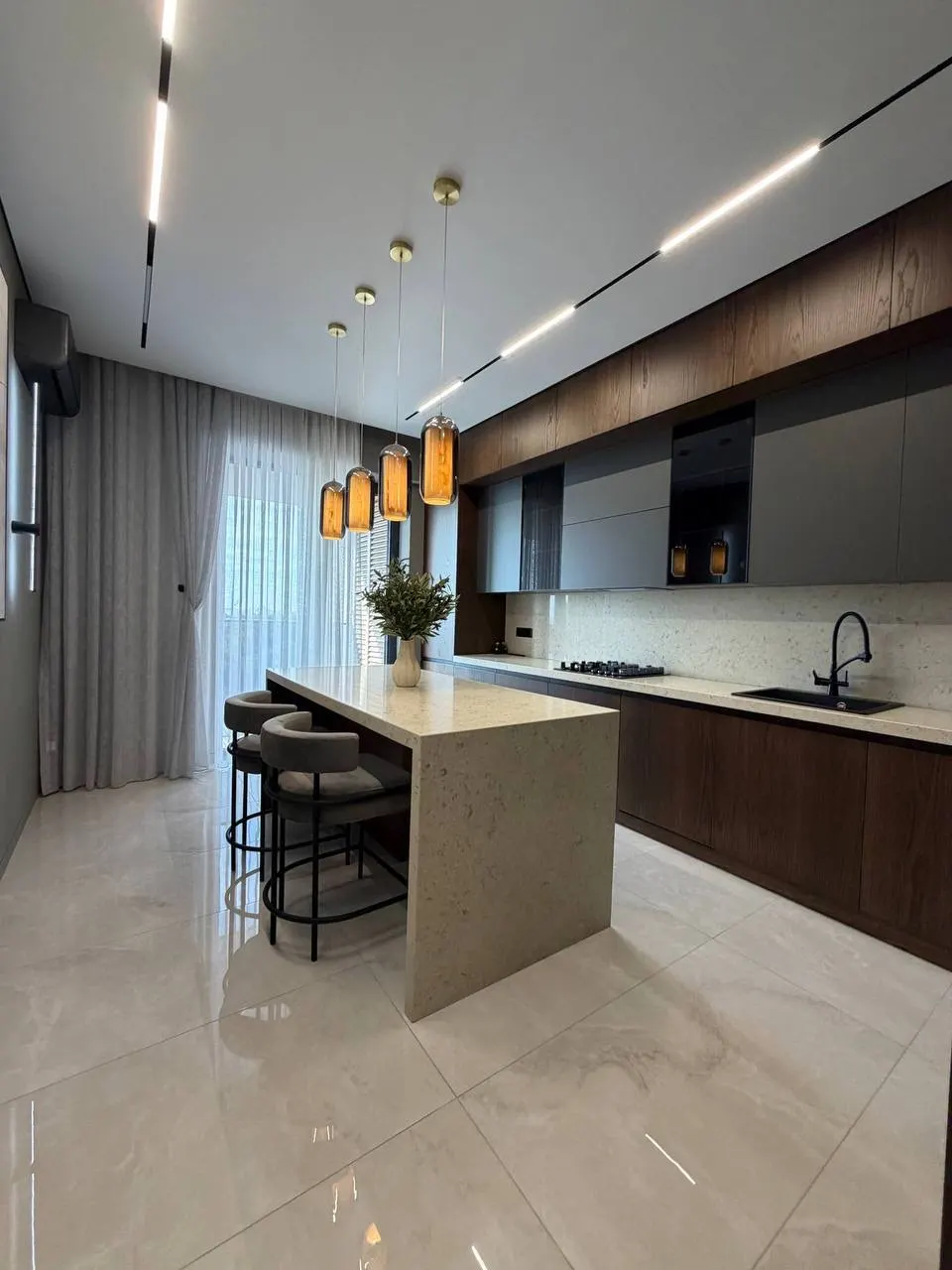 Сдаётся 4-комнатная квартира, 140 м², 4/8 этаж — Мирабадский район