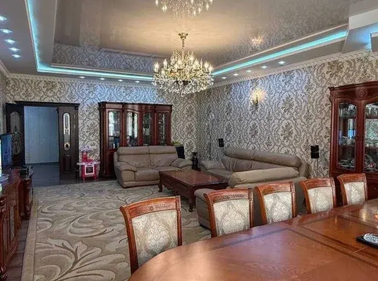 Продаётся 4-комнатная квартира, 195 м², 4/8 этаж — Мирабадский район