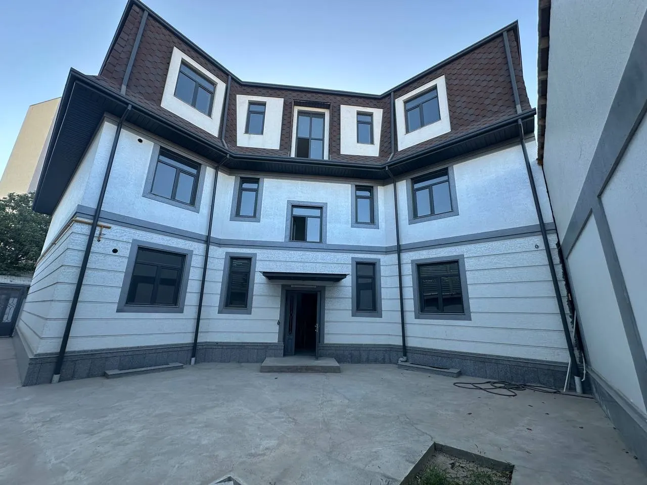 Sotiladi 3 xonali kvartira, 126 m², 1/3 qavat — Yunusobod tumani
