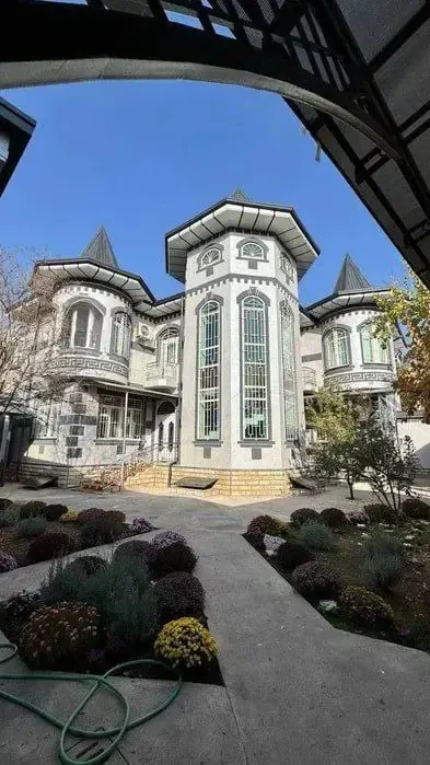 Sotiladi 8 xonali hovli uy, 6,8 sotix, 680 m², 3 qavatli — Mirobod tumani