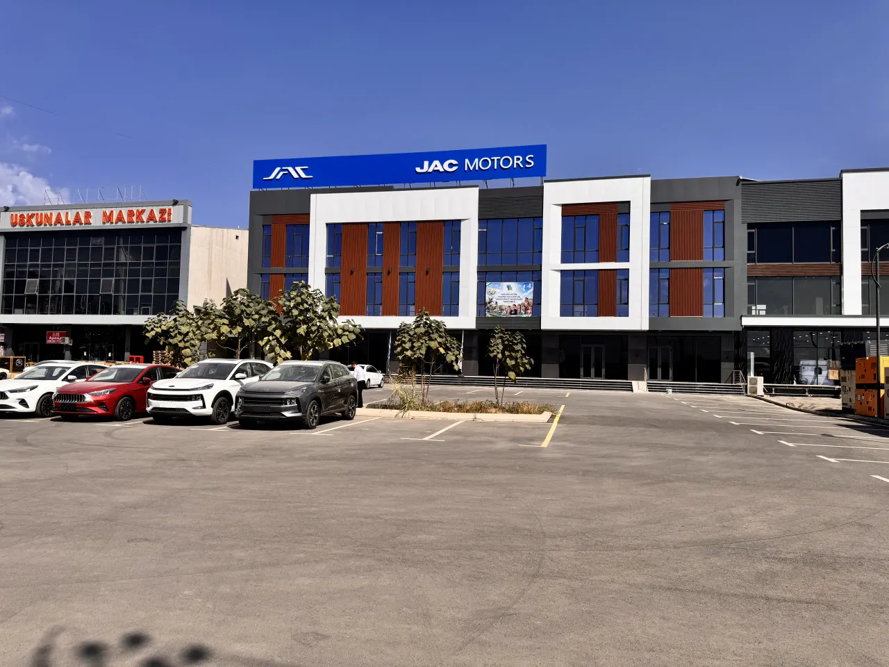 Сдаётся коммерческое помещение, 1400 м², 3/3 этаж — Янгихаётский район