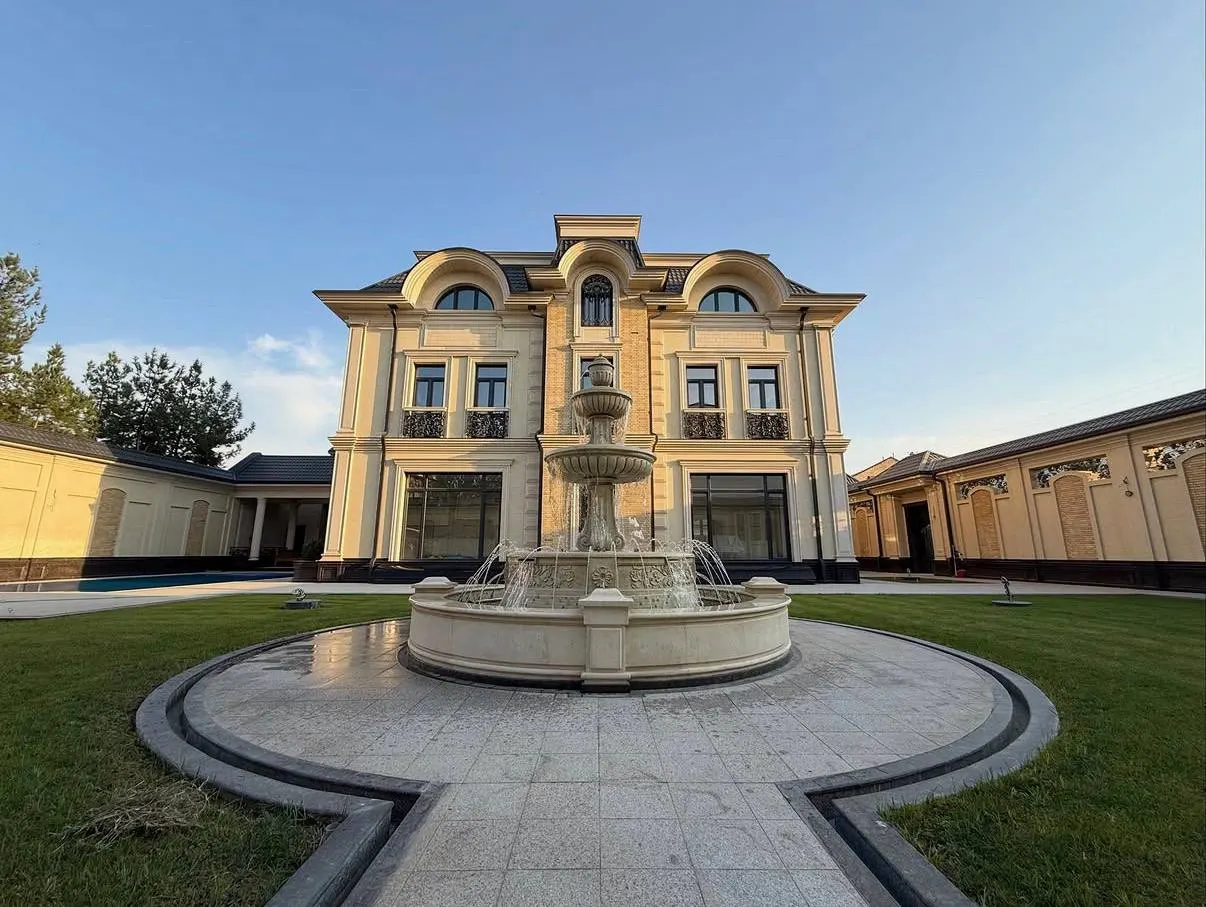 Sotiladi 11 xonali hovli uy, 14 sotix, 4 qavatli — Qibray tumani