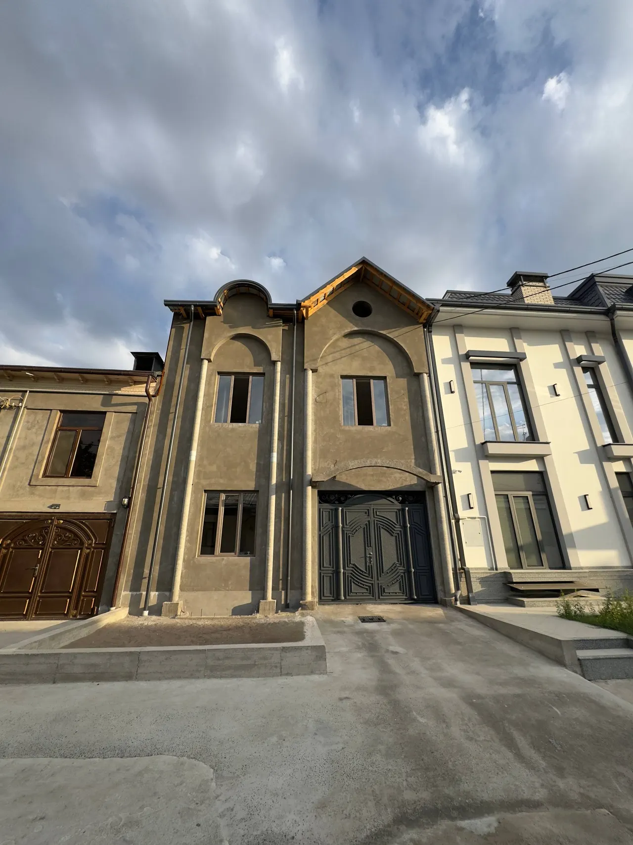 Sotiladi 7 xonali hovli uy, 2,4 sotix, 3 qavatli — Uchtepa tumani